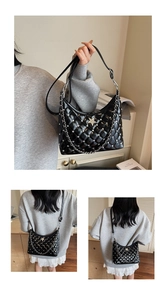 Détails du sac hobo noir matelassé avec clous perle, étoile argentée et chaîne
