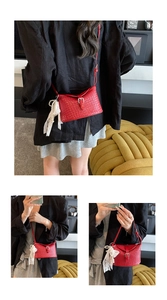 Détail du sac seau tressé rouge avec texture précise et bijou de sac en dentelle et perles