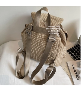 Details der verstellbaren Schultergurte am beigen karierten Canvas-Rucksack für Damen