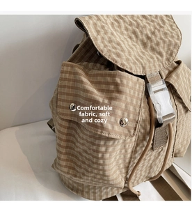 Nahaufnahme des beigen Canvas-Rucksacks mit Waffelstruktur und Kordelzug-Detail
