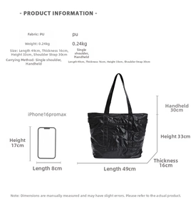 Comparaison de taille d'un grand sac cabas en PU matelassé noir avec un smartphone