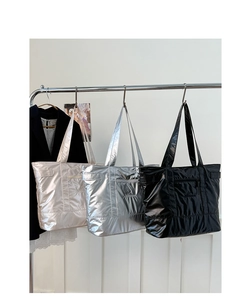 Trois sacs cabas brillants en blanc, argent et noir avec broderie et poches zippées