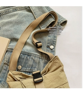 Detalle de la correa ancha ajustable y hebilla en el bolso bandolera casual de color caqui