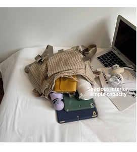 Geräumiges Innenleben des khakifarbenen Karo-Rucksacks mit Platz für Laptop und Zubehör