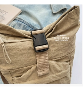 Detalle de la hebilla de plástico duradera y textura de nailon en bolso caqui