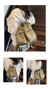 Dettaglio della borsa a secchiello in tela verde militare con coulisse e moschettone