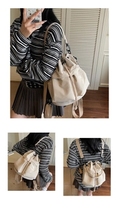 Dettaglio della borsa in tela beige con coulisse, spallacci regolabili e stile a tracolla