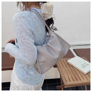 Détail du sac nuage en cuir litchi gris-violet avec plis souples et bandoulière nouée
