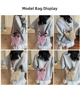 Vista detallada de bolsos tipo cubo de nailon en rosa y caqui mostrados por modelos de moda
