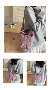 Détail du sac bandoulière en nylon rose avec boucle et sangle réglable
