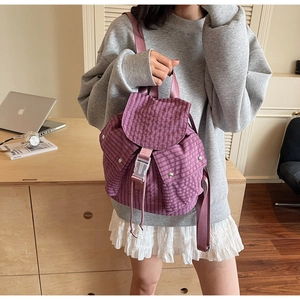 Details des lila karierten Canvas-Rucksacks mit verstellbarer Schnalle und Kordelzug