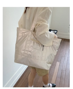 Détail du grand sac cabas en nylon blanc perlé avec broderie et poche zippée sur modèle