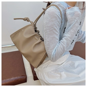 Detail der khakifarbenen Cloud-Bag mit weicher Ledertextur und geknotetem Riemen