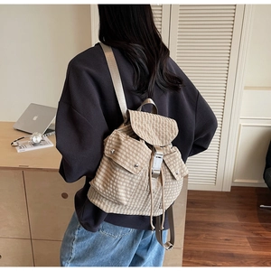 Details des karierten Canvas-Rucksacks mit Kordelzug und Schnalle im Arbeitszimmer