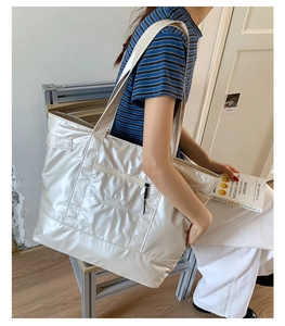 Détail du grand sac cabas blanc perle imperméable avec poche zippée et bandoulière large