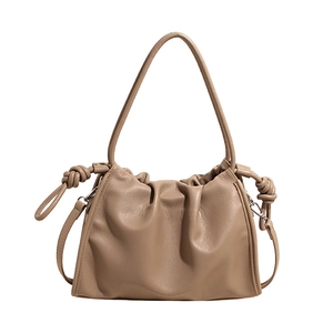 Sac nuage plissé chic beige en cuir avec nœuds décoratifs et deux bandoulières