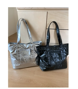 Détails de sacs fourre-tout métalliques brillants en argent et noir brodés