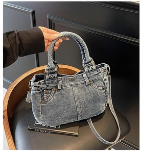 Dettaglio della borsa tote in denim vintage con rivetti in rame e cuciture a contrasto