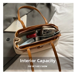Vue détaillée de la capacité interne et de la poche zippée du sac fourre-tout tissé beige