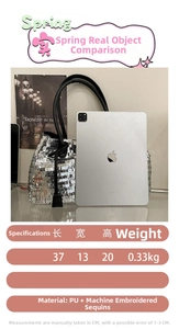 Confronto dettagliato delle dimensioni della borsa tote con paillettes e iPad Pro