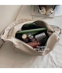 Großer Innenraum der beigen gewebten Hobo-Tasche mit Platz für Tablet und Kosmetik