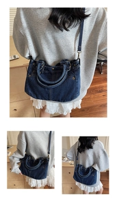 Dettaglio della borsa tote in denim lavato con rivetti metallici e trame di cucitura