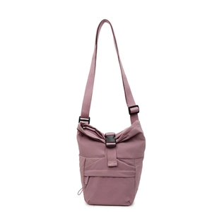 Bolso tipo cubo minimalista de nailon rosa empolvado con hebilla de solapa y correa negra