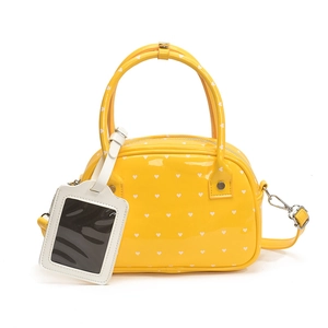 Borsa a mano gialla lucida con cuori stampati e tracolla rimovibile da donna