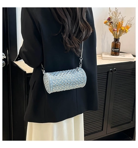 Gros plan du sac cylindre bleu clair avec strass, chaîne argentée et détails perles