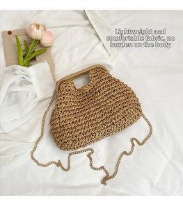 Détail du sac en paille tissé à la main avec texture et bandoulière chaîne dorée