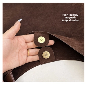 Detail of the high-quality double magnetic gold buckle closure on the vintage suede tote bag
