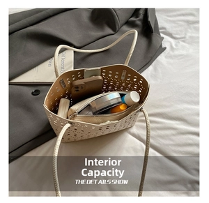 Detalle de capacidad interna del bolso tote calado con móvil y cosméticos