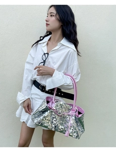 Dettaglio della borsa tote con paillettes argento e cinturino in pelle rosa lucida
