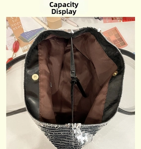 Vista interna della borsa tote con paillettes argento con scomparto e fibbia magnetica