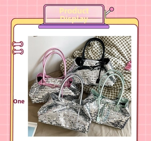 Dettaglio della grande borsa tote con paillettes argento e manici in vari colori