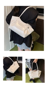 Détail du sac cabas blanc brillant avec nœud perlé et breloque cœur pour femme