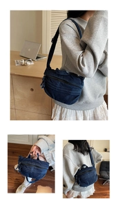 Sac cabas en denim bleu foncé présenté dans un décor décontracté avec ordinateur portable