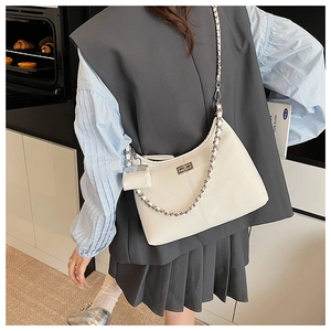 Détail du sac à épaule blanc en cuir PU avec chaîne argentée et fermoir pivotant
