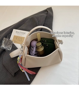 Vue intérieure du sac seau crème avec ruban, montrant une grande capacité pour vos essentiels