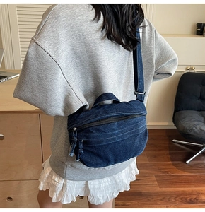 Sac hobo en denim bleu foncé porté par un mannequin pour montrer la taille et le style