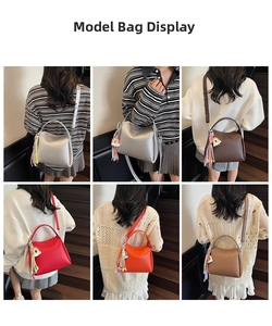 Six couleurs de sacs seaux en cuir texturé avec pompons arc-en-ciel portés par des modèles