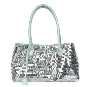 Elegante borsa tote con paillettes argento e manici in pelle verde menta su sfondo bianco