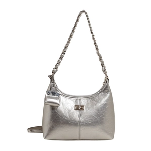 Zilveren metallic hobo tas met kettingriem en mini tas bedeltje op witte achtergrond
