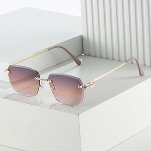 Détail de la charnière en C dorée et des verres dégradés sur ces lunettes de soleil de luxe