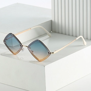 Détail de lunettes de soleil géométriques sans monture à verres dégradés bleus