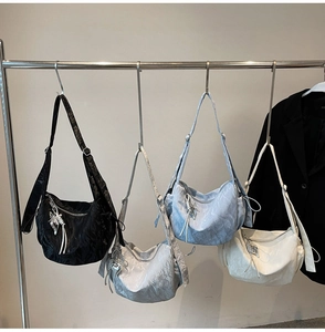 Detail showing various colors of large-capacity casual pleated shoulder bags with star pendants