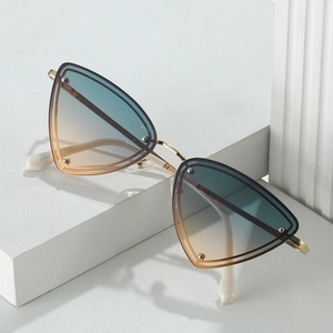 Fashion Triangle Sunglasses Metal Frame PC Lens UV400 Protection Geometric Small Frame Eyewear Rivet Retro Style