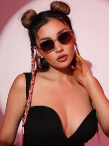 Detail einer eckigen Gold-Metall-Sonnenbrille mit braunen Gläsern am Model
