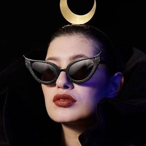 Gros plan détaillé de lunettes œil-de-chat avec texture serpent sur modèle