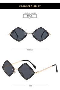 Détail des lunettes géométriques en métal doré avec des verres noirs en forme de losange